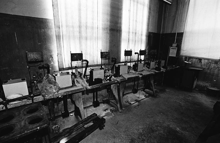 14 machines à laminer, 8 machines à entrelacer, machine à meuler de l'usine Dorures Louis Mathieu Industrie