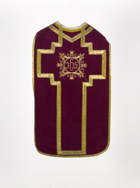 ornement rouge : chasuble ; bourse de corporal ; manipule ; étole