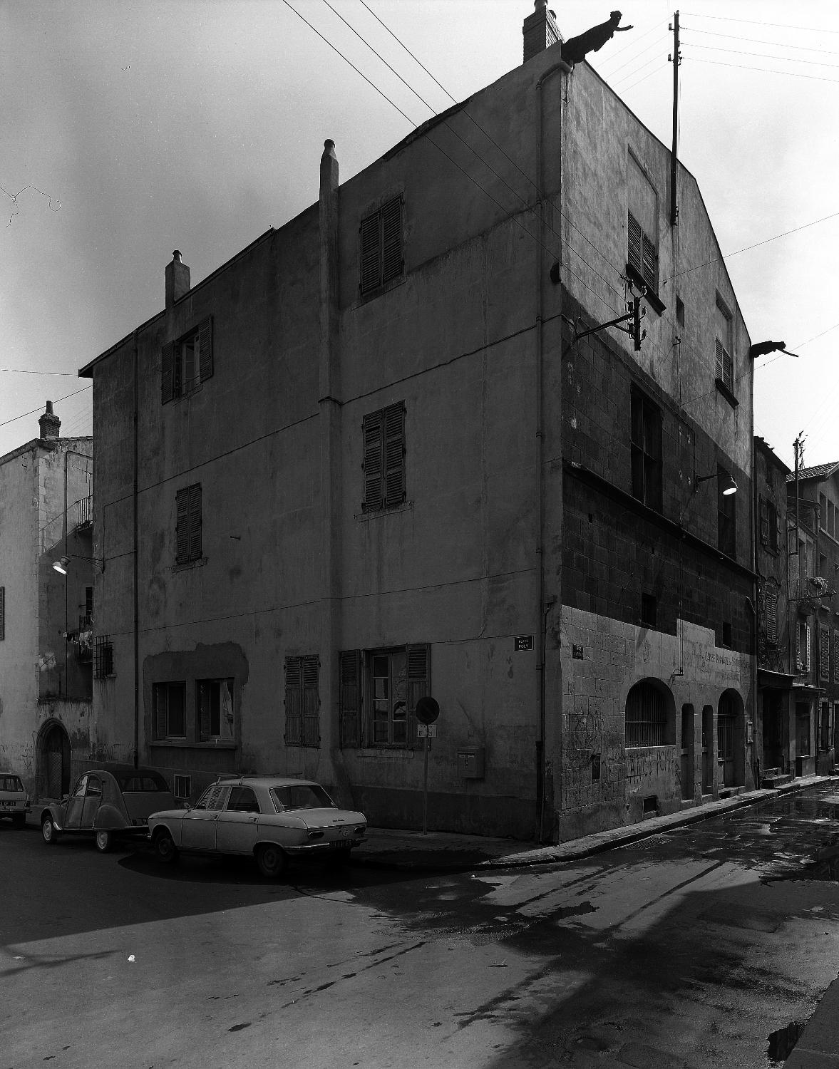 Bailliage, puis maison de ville ; ensemble de maisons, puis collège de jésuites de Montferrand, puis immeuble Saint-Pierre et maisons, actuellement immeuble et maisons