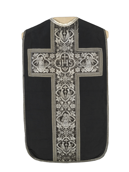 ornement noir n°2 : chasuble, étole, manipule, voile de calice, bourse de corporal