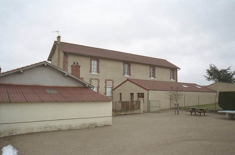 Ecole primaire (école de filles, actuellement groupe scolaire mixte)