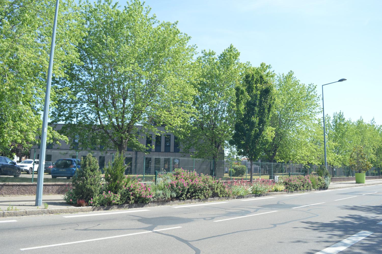 Société Française de Tubize (1924) puis Rhodiaceta (1951) avec cité ouvrière puis Parc d'Activités du Moulin à Vent actuellement Green Campus Park et cité ouvrière