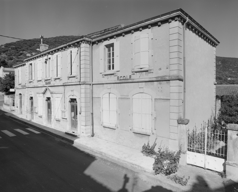 Groupe scolaire et mairie, actuellement mairie et bibliothèque