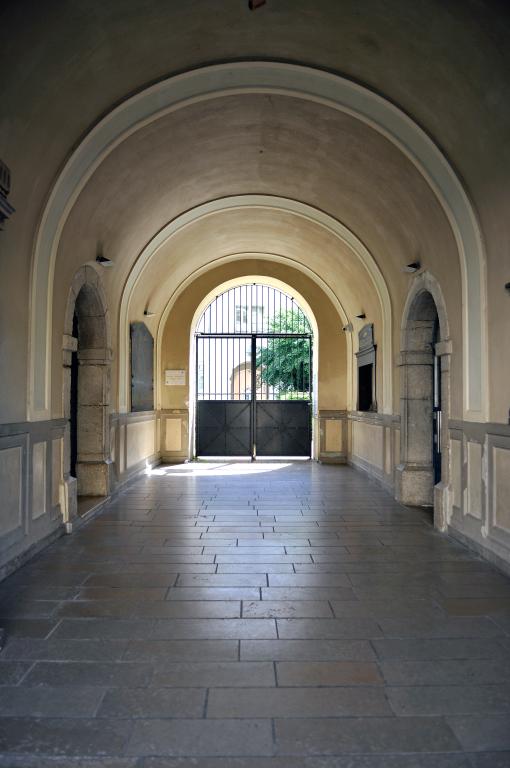Collège de jésuites, puis institut national, école centrale supplémentaire, école communale secondaire, collège communal et école pratique de commerce et d'industrie, lycée, actuellement collège François-Ponsard