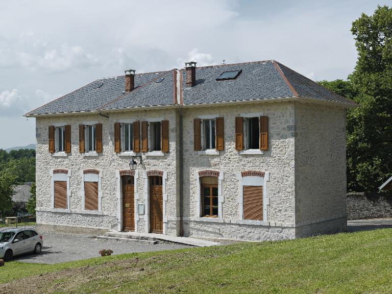 École de filles et mairie, puis école de filles et de garçons et mairie, puis école de filles et enfantine, actuellement mairie et logement