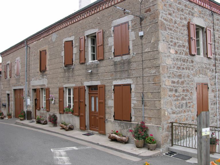 Ferme, puis magasin de commerce, actuellement maison