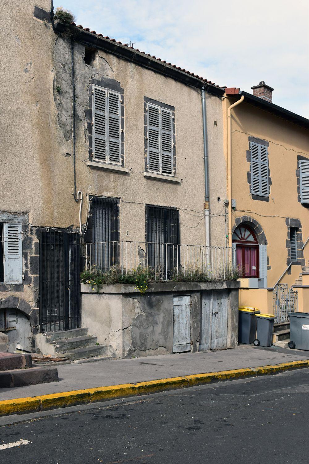 Ensemble de trois maisons