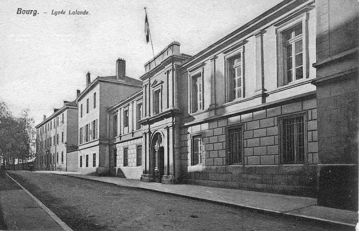 Collège de jésuites, puis école centrale, école secondaire communale, lycée impérial, lycée de garçons, actuellement lycée Lalande