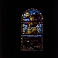 Verrière historiée : saint Roch de Montpellier préservant le village de Leigneux de tous fléaux (baie 6)