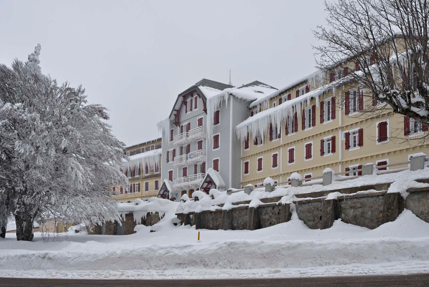 Hôtel de voyageurs, dit chalets-hôtels du Mont-Revard, puis Grand Hôtel PLM du Mont-Revard, actuellement immeuble à logements