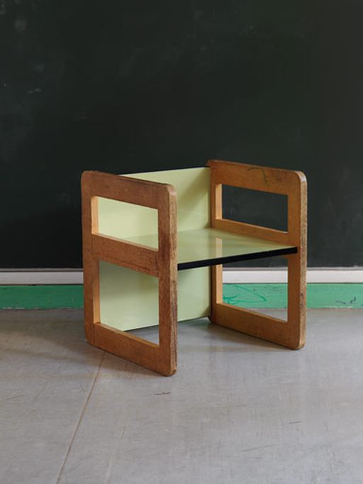 Ensemble du mobilier de la bibliothèque : armoire-bibliothèque, table de bibliothèque, chaise, fauteuil, banquette