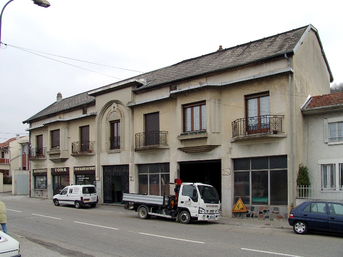 Garage de réparation automobile, actuellement usine de taille de matériaux de construction dite Marbrerie Tona