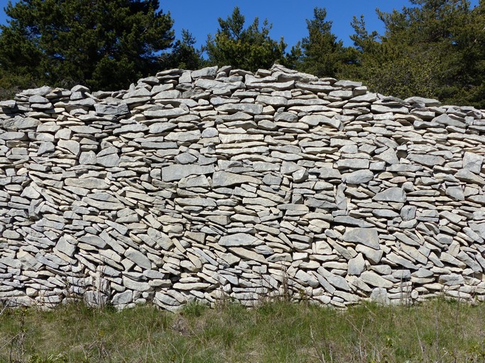 Maçonnerie en pierre sèche d'une bergerie. Quartier du Farnet.