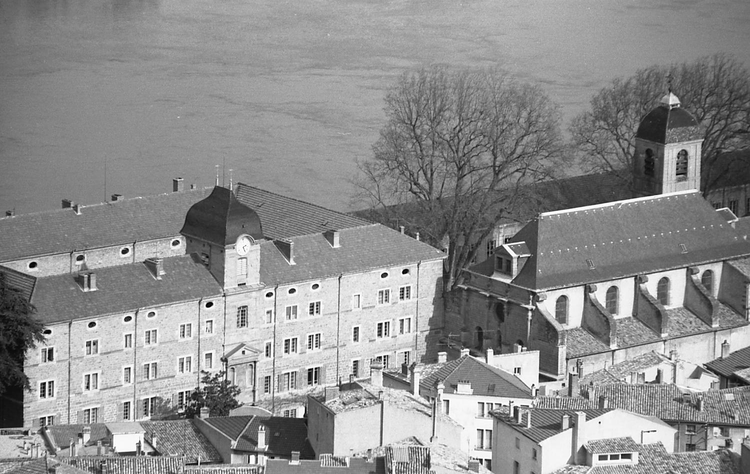 Collège de Tournon, puis école royale militaire, école centrale, collège communal, collège royal, lycée impérial, lycée de garçons, actuellement lycée Gabriel-Faure