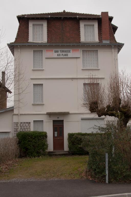 Maison et café Au Petit Charmant, puis maisons et cafés, puis maison et immeuble, dit immeuble Besson, et café Aix Plage