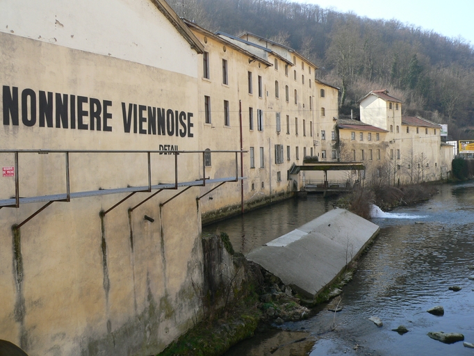 Usine d'ouate et coton puis Minoterie REYGNIER puis Champignonnière actuellement logements sociaux