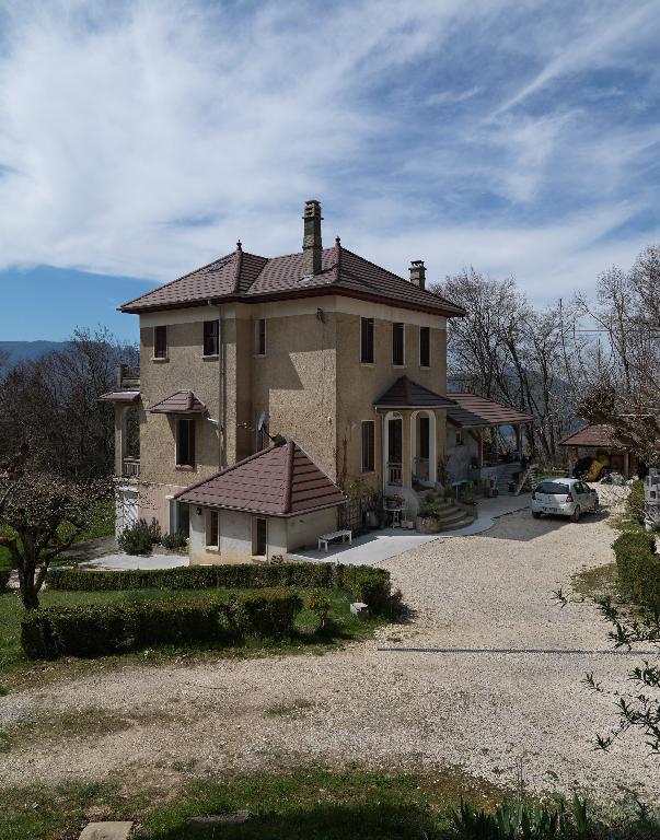 Domaine de la Châtaigneraie composé d'une ferme puis d'une villa, puis d'une école, actuellement villa et structure pour assistantes maternelles