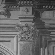 Décor d'architecture feinte, mur gauche, détail, chapiteau (n° 1, sous la 5e poutre) : couronnes en trophée.