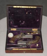 Pistolet n°2 d'un ensemble comprenant : un coffret contenant deux pistolets, une poire à poudre et un moule à balles