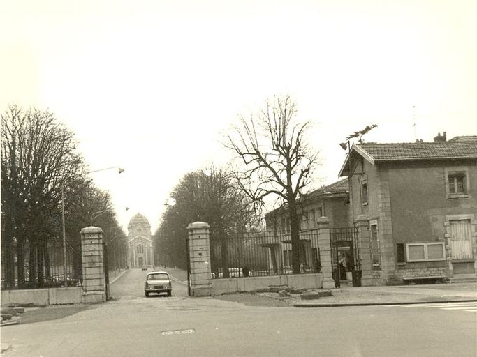 Asile d'aliénés de Bron, puis asile départemental d'aliénés du Rhône, puis asile d'aliénés du Vinatier, actuellement centre hospitalier Le Vinatier