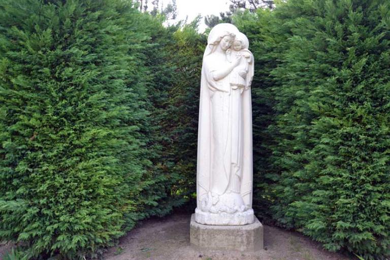 Ancien château du Mas Rillier, actuellement statue-chapelle monumentale de Notre-Dame du Sacré-cœur de Miribel