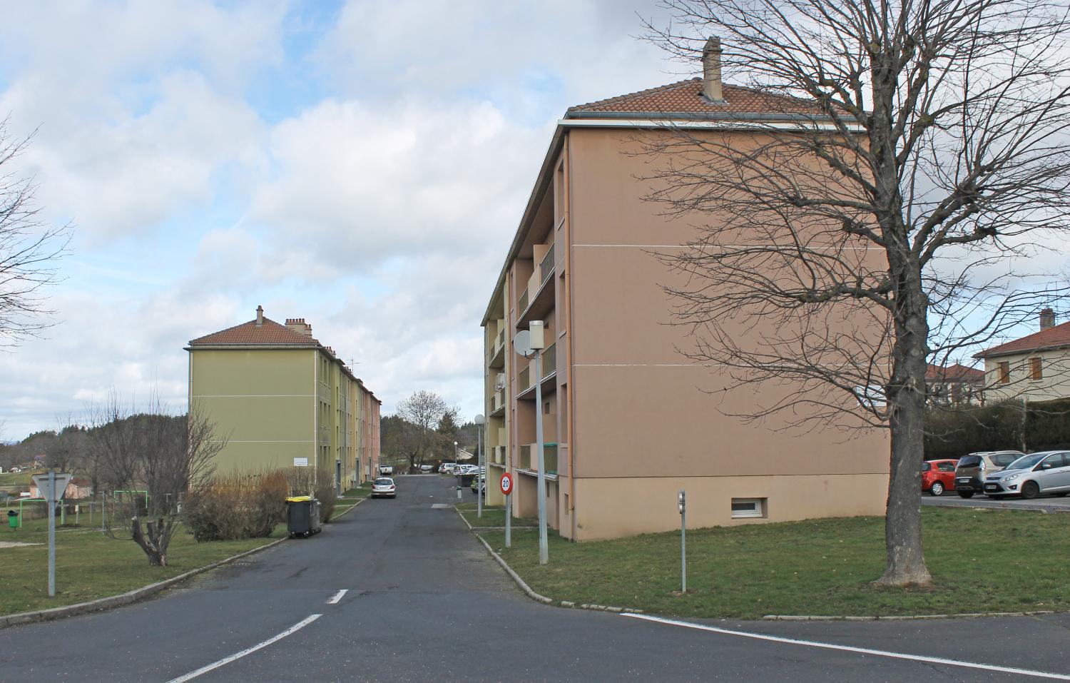 Les immeubles HLM de la Croix-Saint-Romain et le lotissement Les Érables à Sainte-Sigolène.