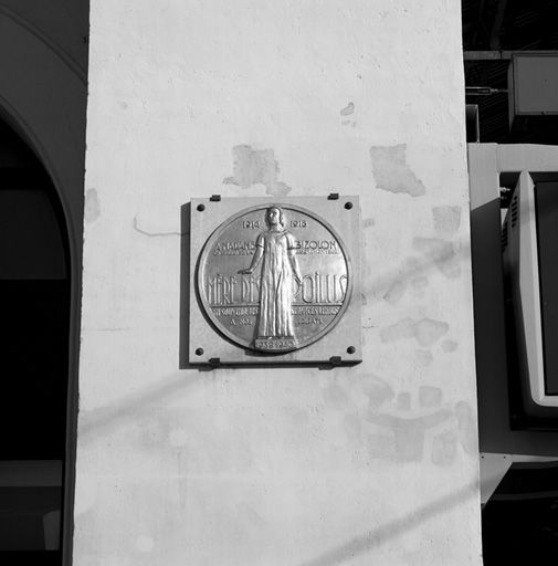 Bas-relief : A Madame Bizolon, mère des poilus