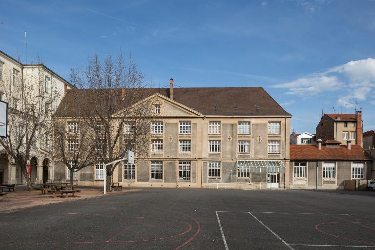 Manoir de Chènevoux, puis collège de jésuites, puis école centrale, puis lycée de garçons, actuellement lycée d'enseignement secondaire Jean-Puy
