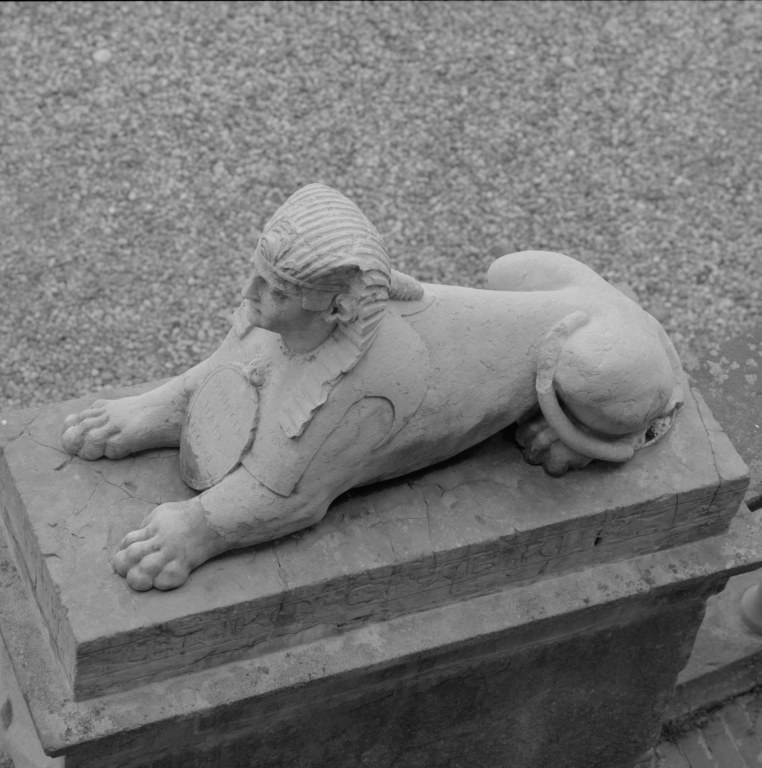 Statue du sphinx de la rampe du corps de galerie