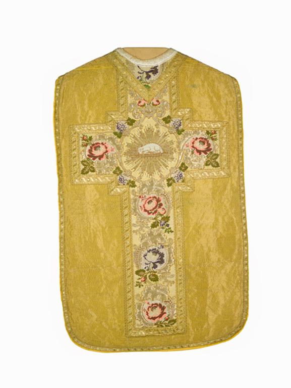 chasuble, étole, manipule, voile de calice, bourse de corporal : ornement doré