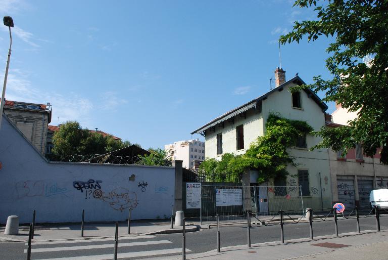 Atelier de ferblantier Deux H., meubles métalliques supratube et Caruel métaux (vieux)