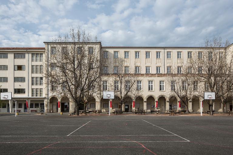Manoir de Chènevoux, puis collège de jésuites, puis école centrale, puis lycée de garçons, actuellement lycée d'enseignement secondaire Jean-Puy