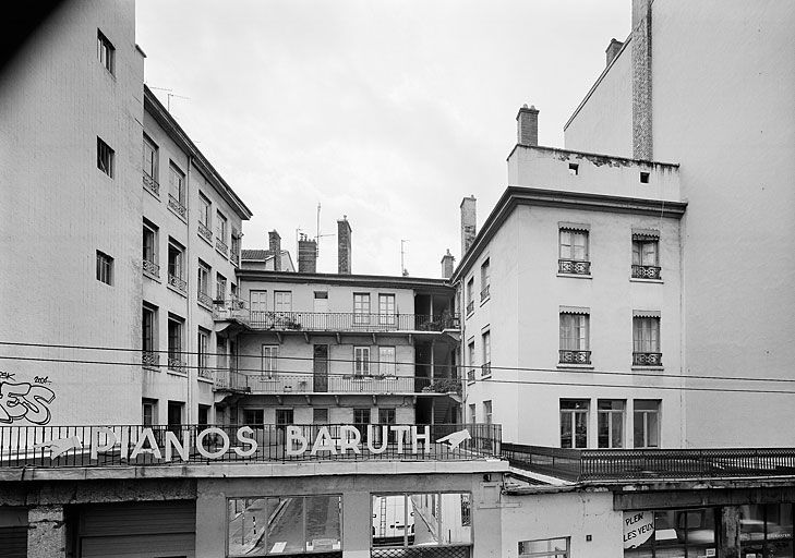 Hôtel Saint-Julien, puis de l'Ecu de France, devenu immeuble