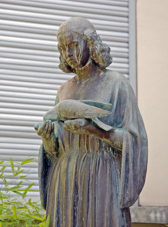 Statue (ronde-bosse) : Jeune fille à la colombe