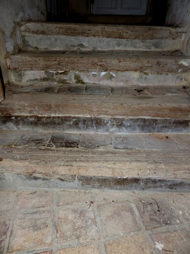 Petit escalier, dans une maison du village.
