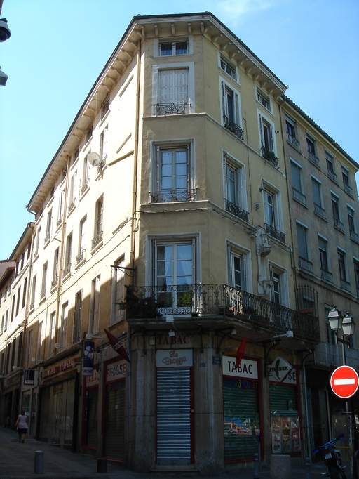 Immeuble d'habitation et commerce en rez-de-chaussée