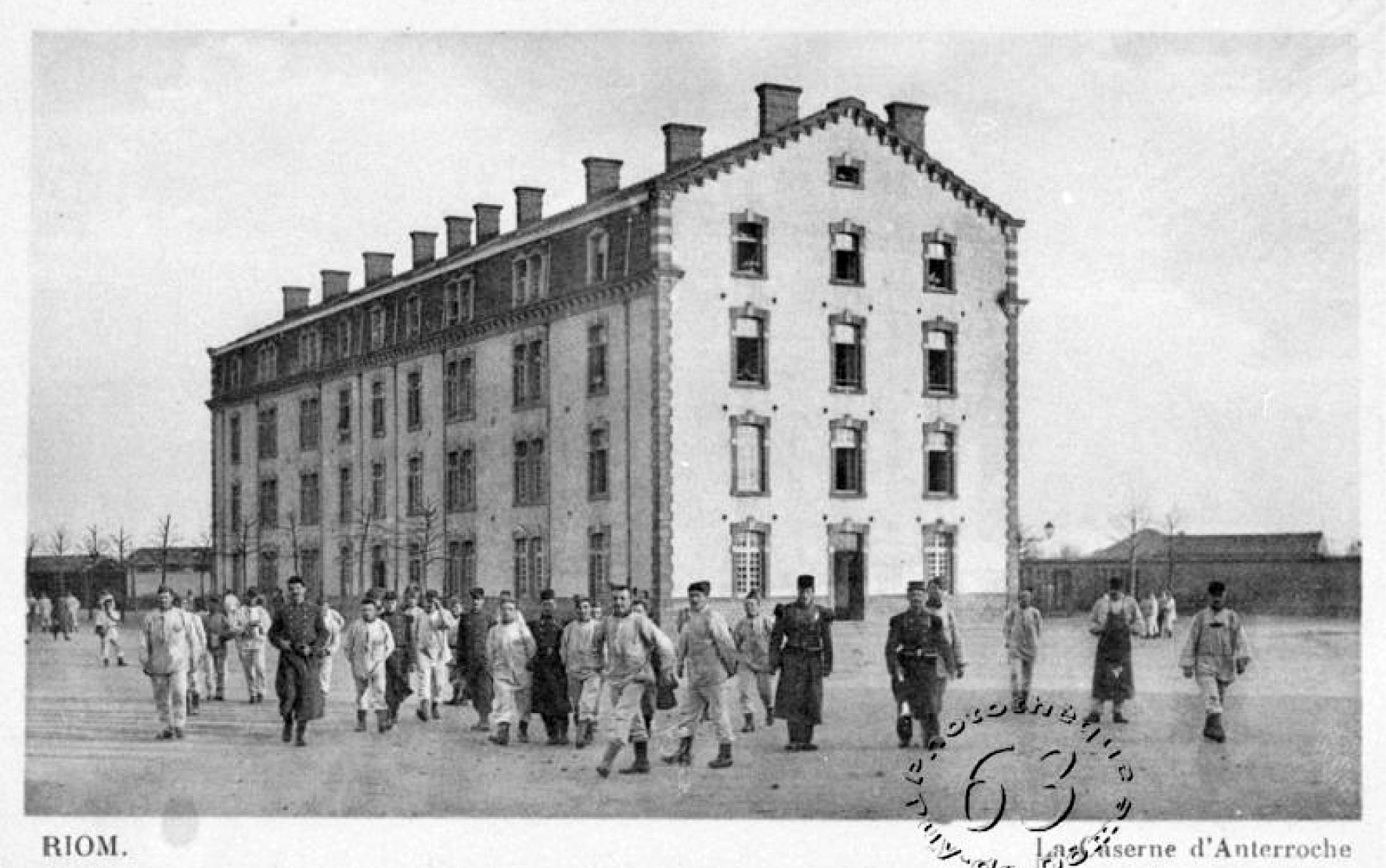 Caserne dite caserne d'Anterroche, puis centre d'apprentissage féminin et collège classique et moderne de jeunes filles, puis collège d'enseignement technique, actuellement lycée général et technologique Claude et Pierre Virlogeux