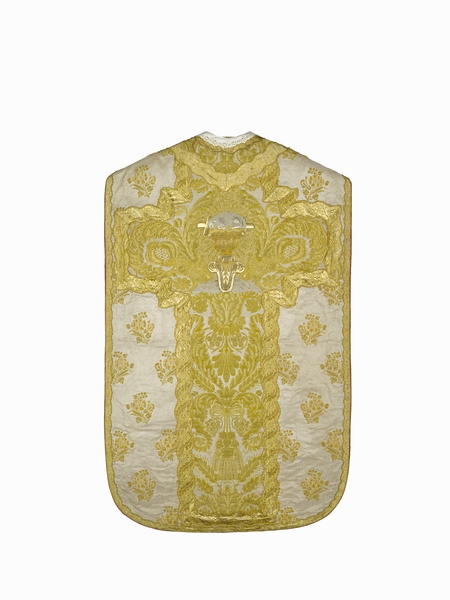 ensemble de 2 chapes, 4 dalmatiques, une chasuble, 3 étoles, 3 manipules, 1 voile de calice, une bourse de corporal : ornement argenté n°1