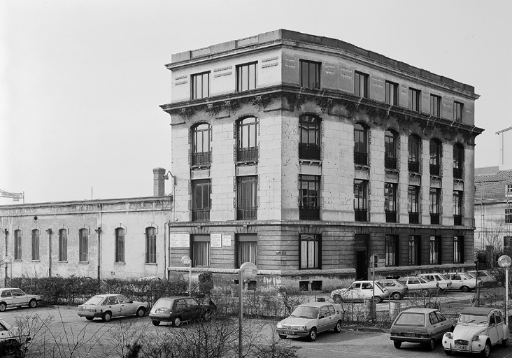 Soieries Atuyer Bianchini et Férier actuellement école maternelle et immeuble