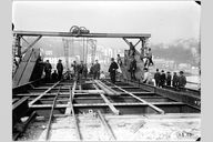 La construction du pont de la Boucle. Réunion de chantier, après la pose du tablier. Photogr., 1er mars 1903 (Arch. mun. Lyon. 15 Ph 1813)