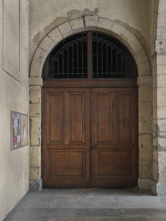 Collège de jésuites puis d'oratoriens, dit Collège de la Trinité ou Grand Collège, actuellement lycée Ampère