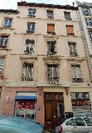 Ensemble de deux immeubles, sur rue et sur cour