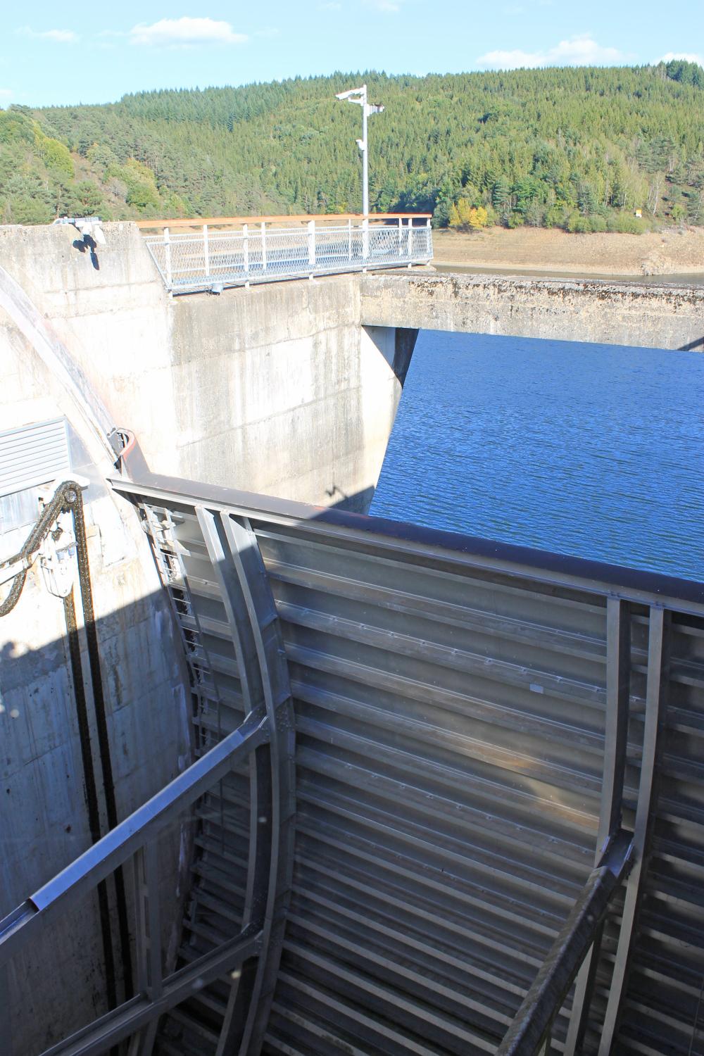 Le barrage de Grandval à Neuvéglise-sur-Truyère et Fridefont.