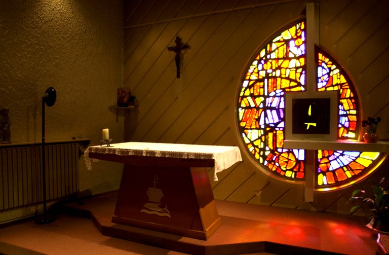 Ensemble de la verrière et du tabernacle de la chapelle de semaine