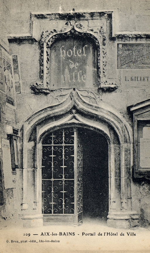 Château fort, puis château, actuellement hôtel de ville