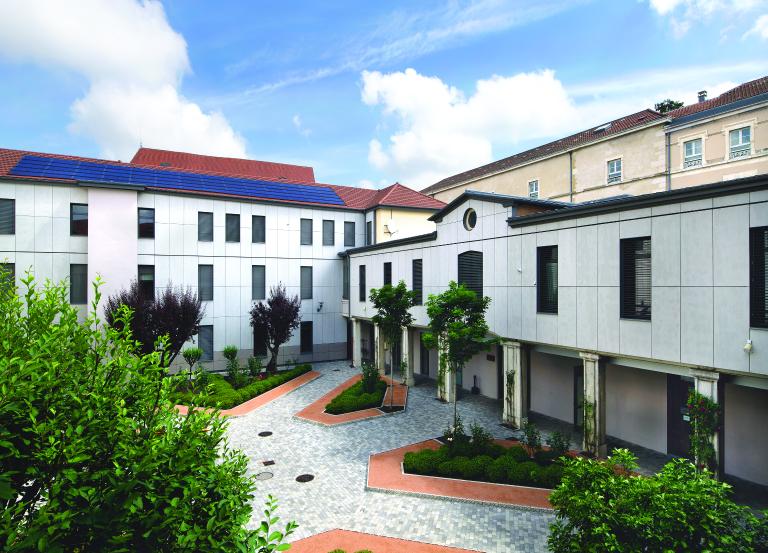 Collège de jésuites, puis école centrale, école secondaire communale, lycée impérial, lycée de garçons, actuellement lycée Lalande