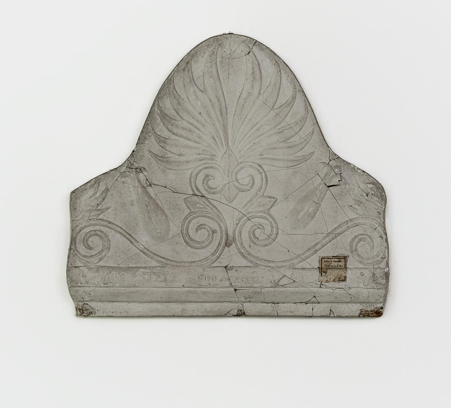 Bas-relief : Couronnement de la stèle funéraire de Philocharès et de Timagora