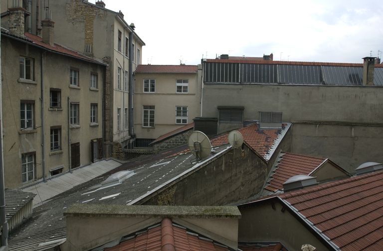 Immeuble ; ancienne écurie ; ancien hôtel de voyageurs : hôtel de la Couronne