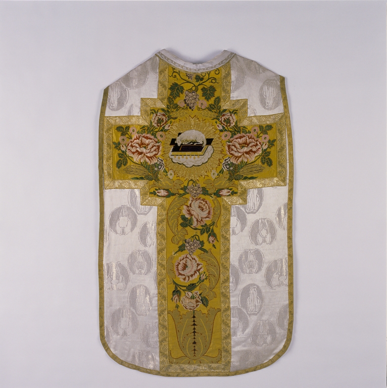 chasuble, étole, manipule, bourse de corporal, voile de calice (ornement blanc)