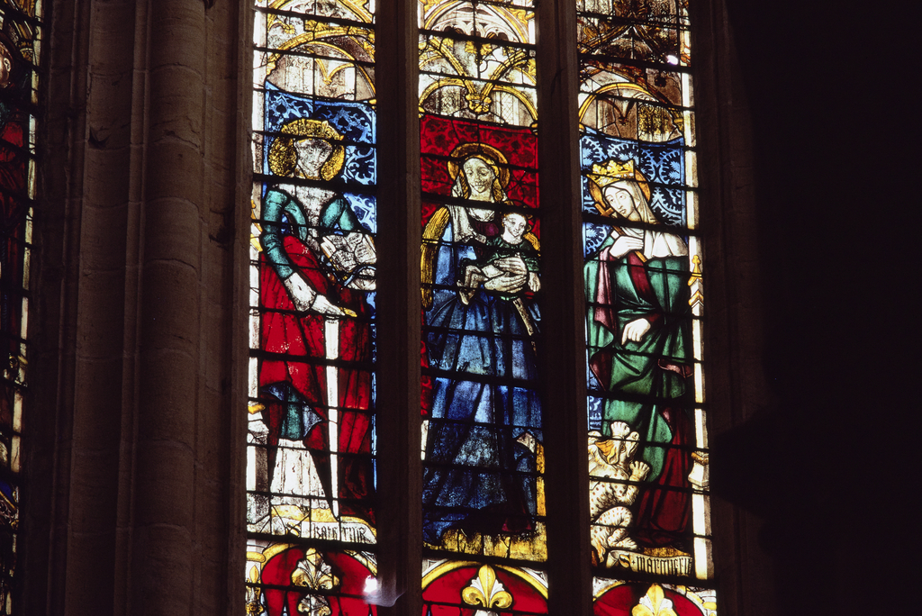 Verrière : saint Apollinaire, saint Nizier, saint Nicolas, sainte Catherine, Vierge à l' Enfant, sainte Marguerite (baie 1), verrière à personnages